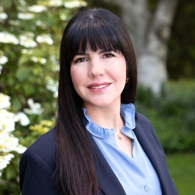 Lesley Comer headshot